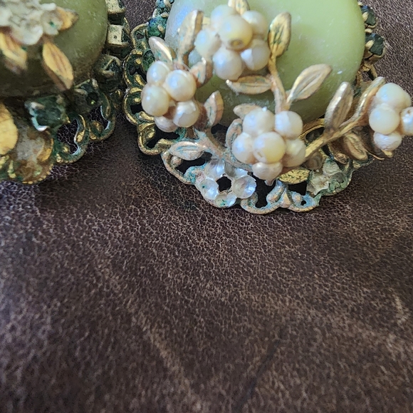Vintage green clip on earrings - Picture 4 of 8